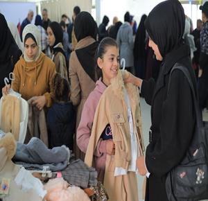 توزيع ملابس العيد على الأطفال الأيتام الذين فقدوا آباءهم خلال الحرب، بدعم من إحدى المنظمات الخيرية، في مخيم النصيرات للاجئين وسط قطاع غزة