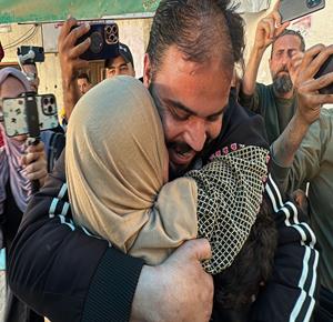  وصول 12 أسيراً بينهم امرأة، إلى مستشفى شهداء الأقصى في دير البلح وسط قطاع غزة، عقب الإفراج عنهم من قبل قوات الاحتلال 