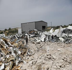 قوات الاحتلال تهدم مصنعا لتشكيل الحديد ومنشآت صناعية أخرى، في بلدة بيت أولا شمال غرب الخليل