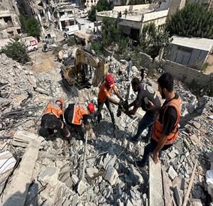 انتشال رفات عدد من أفراد عائلتي غربية والشوا من تحت أنقاض منزل مدمر جراء غارة إسرائيلية خلال الحرب في حي الرمال بمدينة غزة