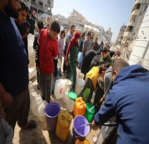 معاناة كبيرة يتكبدها النازحون لتأمين مياه صالحة للشرب وسد جزء من احتياجاتهم اليومية في مدينة غزة 