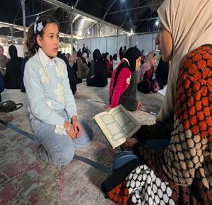 نحو 300 حافظة للقرآن الكريم تشارك في فعالية لتلاوة القرآن داخل خيام للصلاة أقيمت على أنقاض الجامع الكبير الذي دمره الاحتلال في مدينة خان يونس، جنوب قطاع غزة.