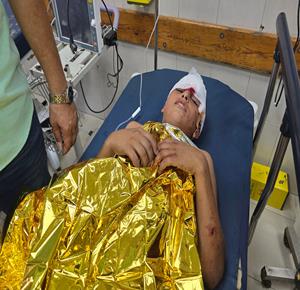 وصول مصابين إلى المستشفى بعد قصف إسرائيلي استهدف خيمة نازحين في خان يونس جنوب قطاع غزة