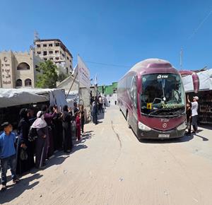  مرضى وجرحى يغادرون مقر جمعية الهلال الأحمر الفلسطيني في خان يونس جنوب قطاع غزة متجهين إلى معبر رفح لتلقي العلاج في الخارج