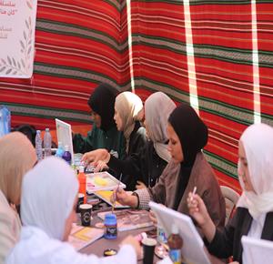 فنانات يشاركن بورشة فنية في مدينة غزة، تهدف إلى توفير فضاء للتعبير عن ذواتهن في ظل الظروف القاسية التي فرضتها الحرب