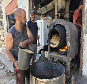 استئناف العمل في مطاحن البهارات بخان يونس جنوب قطاع غزة، عقب انتشال الآلات من تحت الأنقاض وإصلاحها
