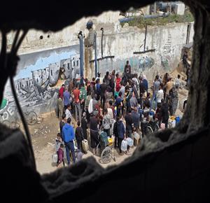 مواطنون يتجمعون للحصول على مياه الشرب في ظل أزمة نقص المياه في خان يونس جنوب قطاع غزة