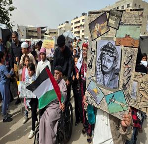مواطنون يشاركون في فعالية لإحياء الذكرى الـ78 للنكبة في خان يونس جنوب قطاع غزة