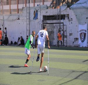 اللاعب سيف وائل بلال (19 عاماً) يواصل التدرب على ملعب متضرر في مدينة غزة رغم فقدانه ساقه اليسرى جراء إصابته برصاص القوات الإسرائيلية في مارس 2024