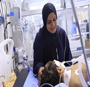 الطفل محمد الجبالي، البالغ من العمر سبع سنوات، مصاب بسرطان الدم، يرقد في مستشفى الشفاء بمدينة غزة، وينتظر الموافقة على سفره لتلقي العلاج خارج القطاع.