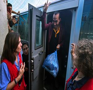 معتقلون فلسطينيون مفرج عنهم من سجون الاحتلال يصلون عبر سيارات تابعة للجنة الدولية للصليب الأحمر إلى مستشفى شهداء الأقصى في دير البلح، وسط قطاع غزة