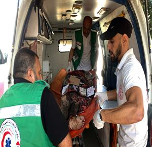 نقل شهيد ومصابين للمستشفى إثر غارة جوية إسرائيلية على حي الشيخ رضوان بمدينة غزة