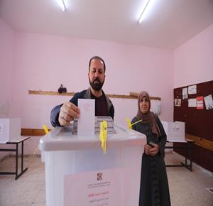 ناخبون يدلون بأصواتهم في انتخابات الهيئات المحلية لعام 2026 في بلدة بيتونيا غرب رام الله