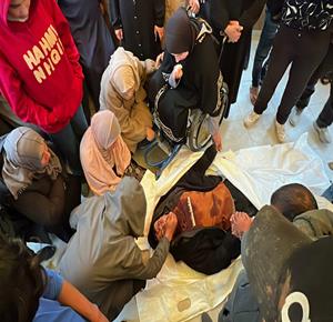 وداع وتشييع 6 شهداء  في مستشفى ناصر  بخان يونس ارتقوا جراء القصف الاسرائيلي 