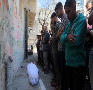 مواطنون يودّعون جثمان شهيد في مستشفى الشفاء بمدينة غزة، ارتقى جراء استهداف طائرة مسيّرة إسرائيلية لمجموعة من المواطنين في بلدة جباليا شمال قطاع غزة