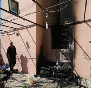 مواطنون يتفقدون موقع حريق التهم منزلاً ومركبات بعد هجوم شنه مستعمرون في قرية بيت امرين غرب مدينة نابلس