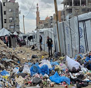 تكدس النفايات بين خيام النازحين في خان يونس جنوب غزة، جراء أزمة الوقود وتقييد الوصول إلى مكبات النفايات