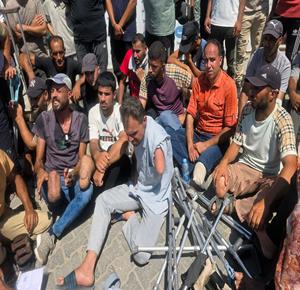 مرضى وجرحى يحتشدون في مجمع ناصر الطبي بخان يونس، مطالبين بتسريع إجراءات سفرهم لتلقي العلاج خارج غزة.