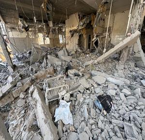 مواطنون يتفقدون الدمار في مستشفى الرنتيسي في حي النصر بمدينة غزة، بعد انسحاب القوات الإسرائيلية ووقف إطلاق النار في القطاع