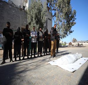 تشييع جثمانَي شهيدَين في مستشفى الشفاء بمدينة غزة