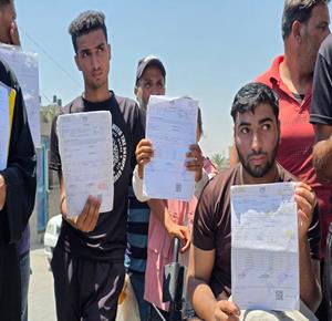 مرضى يشاركون في وقفة احتجاجية أمام مجمع ناصر الطبي في خان يونس، مطالبين بتسريع سفرهم للعلاج في الخارج ، في ظل نقص الموارد والإمكانيات في القطاع الصحي بقطاع غزة