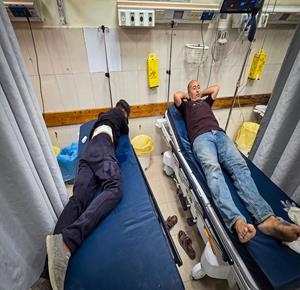 مسعفون ينقلون خمسة مصابين، بينهم حالة حرجة، إلى مجمع ناصر الطبي في خان يونس جنوب قطاع غزة