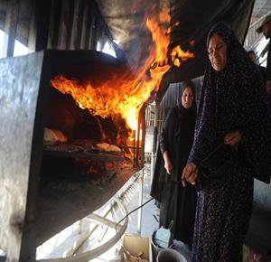  نساء تعمل داخل مخبز في مخيم اليرموك وسط قطاع غزة ضمن مبادرة إنسانية بالشراكة مع اللجنة الدولية للصليب الأحمر لتخفيف الأعباء المعيشية عن النساء النازحات خلال شهر رمضان