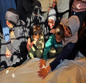 مواطنون يودّعون جثامين 8 شهداء، ارتقوا مساء أمس، إثر استهداف إسرائيلي لمركبة في منطقة مواصي خان يونس جنوب قطاع غزة