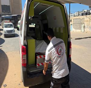 وصول جثمان شهيد ومصابين جراء قصف إسرائيلي إلى مجمع ناصر الطبي في خان يونس جنوب قطاع غزة