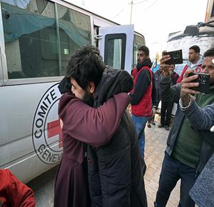 وصول ثمانية أسرى إلى مستشفى شهداء الأقصى في دير البلح وسط قطاع غزة عقب الإفراج عنهم من قبل الاحتلال