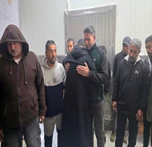 مواطنون يوّدعون جثمان الشهيد حسن عبد الرحمن اللحام (45 عامًا) في مستشفى ناصر الطبي، بعد استشهاده برصاص الجيش الإسرائيلي في خان يونس جنوب قطاع غزة