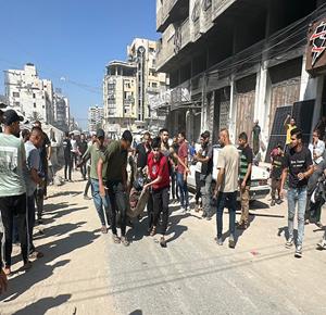 مواطنون ينقلون عدد من الاصابات بعد استهداف مجموعة من المواطنين على شارع الجلاء وسط مدينة غزة