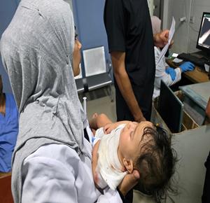 وصل شهيدان، شاب وطفلة، وعدد من المصابين، إلى مجمع ناصر الطبي في خان يونس، إثر غارة إسرائيلية استهدفت خيمة في منطقة المواصي جنوب قطاع غزة
