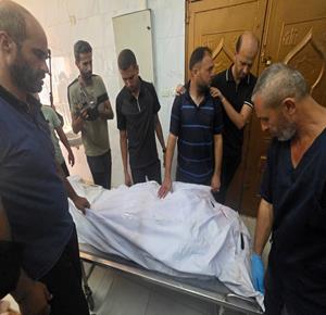 مسعفون ينقلون جثمان الشهيد عزام رفعت العبادلة، إلى مجمع ناصر الطبي، بعد استشهاده إثر استهداف طائرات إسرائيلية خيمته في منطقة المواصي بخان يونس جنوبي قطاع غزة