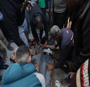 مواطنون ينقلون شهداء ومصابين إلى مستشفى الشفاء جراء غارة إسرائيلية استهدفت مركبة غرب مدينة غزة