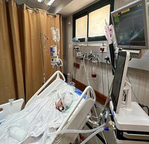 الفتاة حلا درويش، ترقد في وحدة العناية المركزة بمستشفى شهداء الأقصى في دير البلح، بعد إصابتها برصاص قوات الاحتلال خلال تواجدها داخل منزلها شرق مخيم المغازي