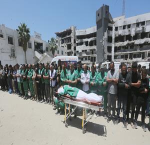  وداع وتشييع جثمان المسعف إبراهيم صقر، الذي استشهد بقصف إسرائيلي قرب دوار التوام شمال غرب مدينة غزة 