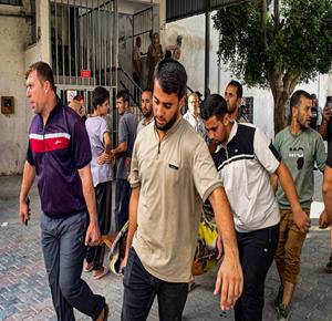 نقل جثماني شهيدين إلى مستشفى الشفاء بعد غارة إسرائيلية استهدفت مخيم نازحين في جباليا شمال قطاع غزة