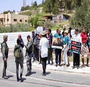 مسيرة نظمتها حركة "مقاتلون من أجل السلام" دعماً للأسرى الفلسطينيين في سجون الاحتلال، عند المدخل الشمالي لمدينة بيت جالا،