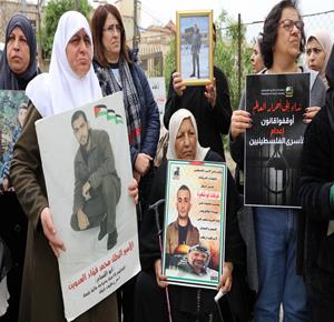  وقفة منددة بإقرار الهيئة العامة للكنيست الإسرائيلية لقانون الإعدام بحق الاسرى الفلسطينيين أمام مقر الصليب الأحمر 