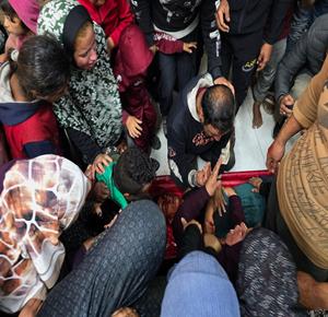 وصول جثمان الطفل مقبل بربخ إلى مستشفى ناصر بخان يونس ارتقى بنيران  جيش الاحتلال أثناء توجهه لإستلام طرد غذائي على شارع صلاح الدين