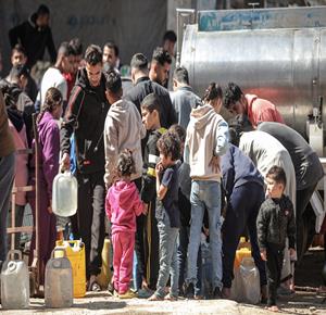 نازحون يتجمهرون للحصول على مياه صالحة للشرب وسط ظروف صعبة في مخيم البريج للاجئين في وسط قطاع غزة