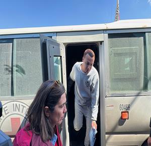 ستة معتقلين يصلون لمستشفى شهداء الأقصى وسط قطاع غزة عبر الصليب الأحمر، بعد الإفراج عنهم من سجون الاحتلال الإسرائيلي