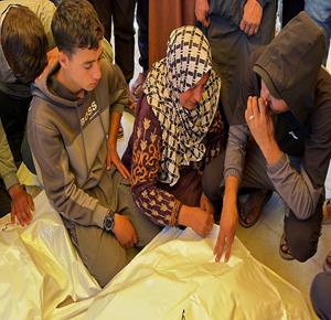 وداع وتشييع شهيدين ارتقيا بقصف إسرائيلي في خان يونس جنوب قطاع غزة