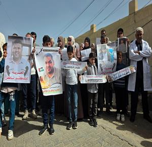 وقفة في خان يونس للمطالبة بالإفراج عن الأطباء والممرضين المعتقلين في سجون الاحتلال الإسرائيلي