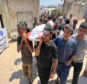 تشييع الطفلة صبا الحشاش (13 عاما) في مجمع ناصر الطبي بخان يونس، والتي ارتقت متأثرة بإصابتها برصاص القوات الاسرائيلية في منطقة الإقليمي بمواصي خان يونس