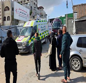 عدد من المرضى والجرحى يغادرون مقر الهلال الأحمر في خان يونس متجهين نحو معبر رفح لتلقي العلاج الخارج 