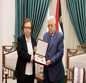 الرئيس محمود عباس، يمنح القائد الوطني الراحل قدري أبو بكر نجمة الاستحقاق من وسام دولة فلسطين