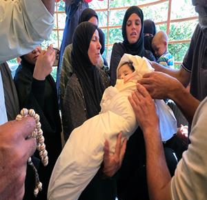 مواطنون يشيعون جثمانَي الطفلة سوار أبو دراز ووالدتها ديانا أبو دراز، اللتين ارتقيتا أثناء محاولتهما الفرار من غارة جوية إسرائيلية استهدفت خياما تؤوي نازحين في منطقة المواصي جنوب قطاع غزة
