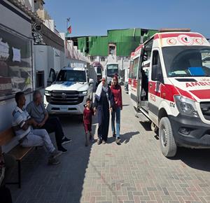 مرضى وجرحى يغادرون مقر جمعية الهلال الأحمر الفلسطيني في خان يونس جنوب قطاع غزة متجهين إلى معبر رفح لتلقي العلاج في الخارج